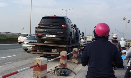 Bị đâm từ phía sau, VinFast Lux SA bể nát toàn bộ hông xe vì va vào dải phân cách cứng