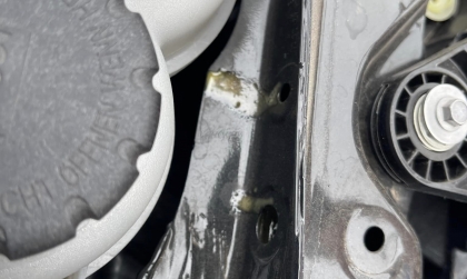 Trong khung xe GLC có nước này là gì thế các bác?