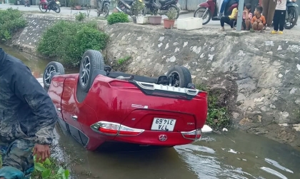 Ảnh TNGT: Không làm chủ tốc độ, Toyota Vios 17A 31469 lật ngửa dưới mương