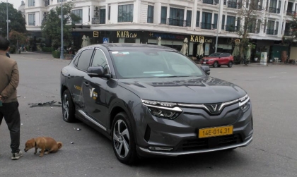 Ảnh TNGT: Toyota Vios 14A 32200 vỡ nát đầu vì va chạm với VinFast VF 8