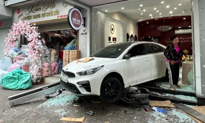 Ảnh TNGT: Nhầm chân ga, KIA Cerato 15A 6143 lùi xe thẳng vào cửa hàng thời trang