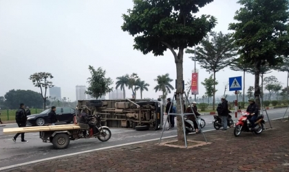 Clip TNGT: Qua ngã tư không quan sát, VinFast Lux A 99A 43546 đâm lật xe tải