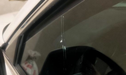 Bị đá văng nứt kính CX-8 thế này thì xử lý sao ạ?
