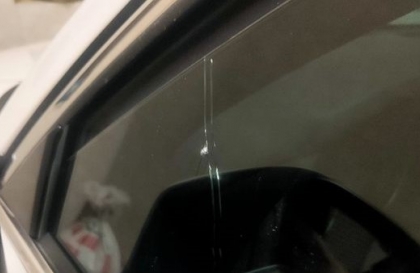 Bị đá văng nứt kính CX-8 thế này thì xử lý sao ạ?