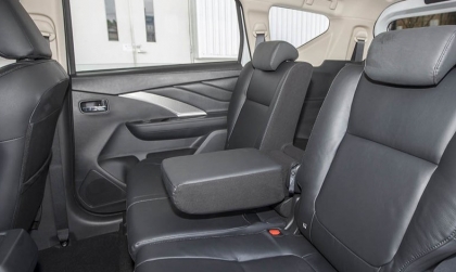 Làm sao xử lý cửa sau Xpander bị lỏng?