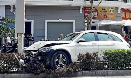 Ảnh TNGT: Nghi mất lái, tài xế Mercedes-Benz GLC 27A 10259 leo dải phân cách, đâm thẳng cột điện