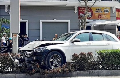 Ảnh TNGT: Nghi mất lái, tài xế Mercedes-Benz GLC 27A 10259 leo dải phân cách, đâm thẳng cột điện