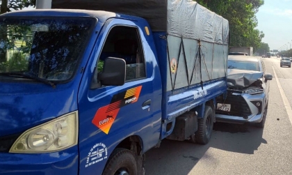 Ảnh TNGT: Toyota Veloz trả giá vì lao vào làn đường khẩn cấp