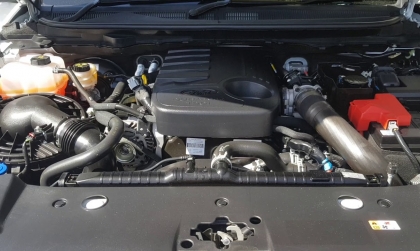 Xe bán tải Ranger XLT có khói ở nắp đổ dầu động cơ xử lý sao?