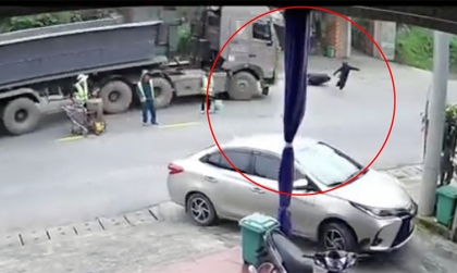 Clip TNGT: Cô gái thân thủ siêu phàm, ném xe máy bỏ chạy khi Hổ Vồ lao tới