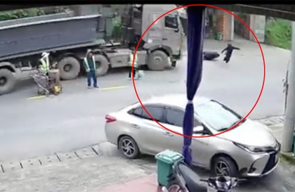 Clip TNGT: Cô gái thân thủ siêu phàm, ném xe máy bỏ chạy khi Hổ Vồ lao tới