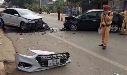 Ảnh TNGT: “Dê đen đối đầu Dê trắng” – cặp đôi Hyundai Accent đối đầu tưng bừng vì tốc độ cao