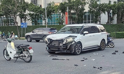 Ảnh TNGT: KIA Carnival bay cản trước, chùn nắp ca pô sau một cú đâm ngang