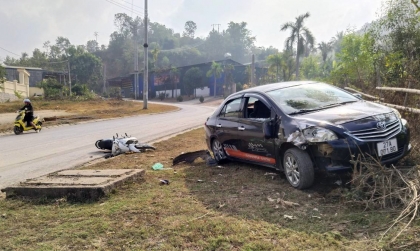 Ảnh TNGT: Toyota Vios 27A 07180 đâm xe máy, lao qua mương nước đâm vào hàng rào bên đường