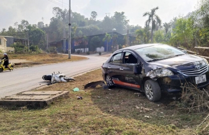 Ảnh TNGT: Toyota Vios 27A 07180 đâm xe máy, lao qua mương nước đâm vào hàng rào bên đường