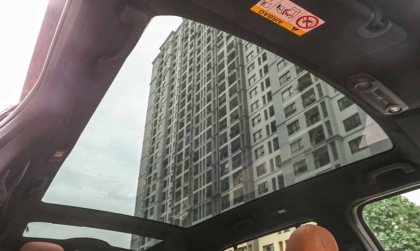 Nên lấy VF9 bản trần kính hay trần sắt?