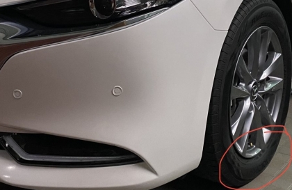 Lốp bánh xe trước xe Mazda3 của em bị sao thế nhỉ?