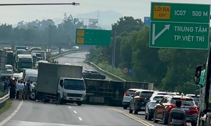 Ảnh TNGT: Zotye T800 đâm lật xe tải trên cao tốc Nội Bài – Lào Cai