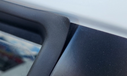 Viền kính xe Honda City bị hở thế này có bị nước vào trong không ạ?