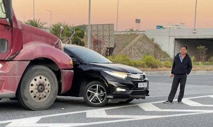 Ảnh TNGT: Honda HR-V 14A 37670 trả giá vì cắt mặt xe công-ten-nơ