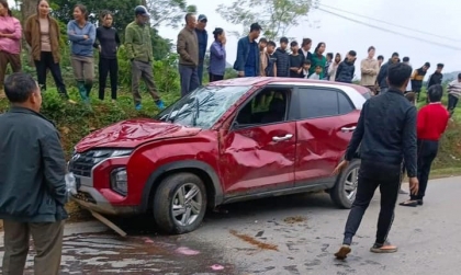 Ảnh TNGT: Hyundai Creta BKS 22A 17197 làm xiếc lật ngửa giữa đường