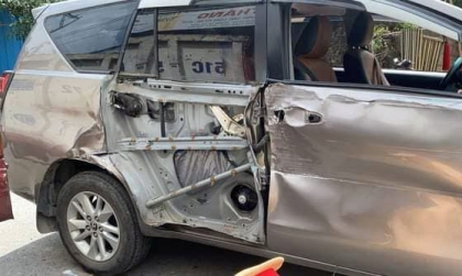 Ảnh TNGT: Không nhường nhau, Toyota Innova bị xe tải 