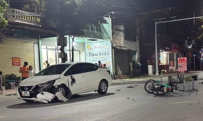 Ảnh TNGT: Nissan Almera đen đủi bị thanh niên đi xe máy tông vỡ đầu xe