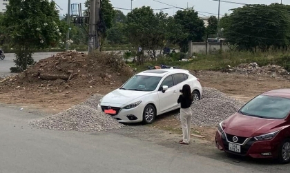 Đùa ác - chủ bãi vật liệu xây dựng làm khó cô gái đi Mazda3