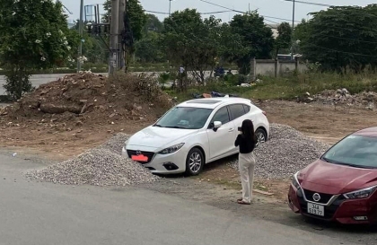 Đùa ác - chủ bãi vật liệu xây dựng làm khó cô gái đi Mazda3