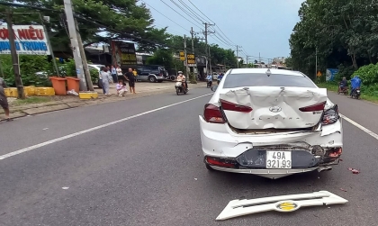 Ảnh TNGT: Hyundai Elantra đen đủi bị xe tải đâm nát đuôi xe