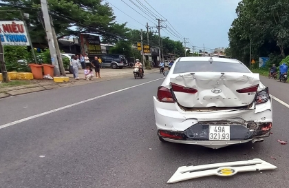 Ảnh TNGT: Hyundai Elantra đen đủi bị xe tải đâm nát đuôi xe