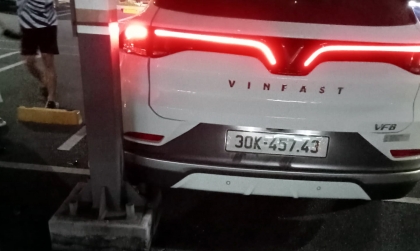Ảnh TNGT: Bất cẩn lùi xe trong bóng tối, VinFast VF 8 bị vỡ đèn pha vì cột điện