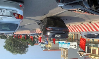 Ảnh TNGT: Mazda3 35A 35274  mất lái lật ngửa giữa đường