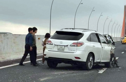 Ảnh TNGT: Lexus RX 14A 46240 đâm nát hông Toyota Rush trên cầu Bạch Đằng