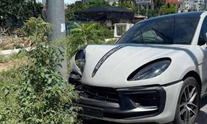 Porsche Macan S thử sức với cột điện – Cột điện không thua