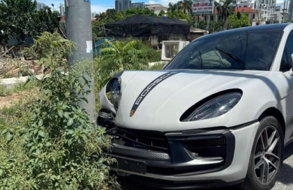 Porsche Macan S thử sức với cột điện – Cột điện không thua