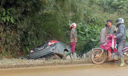 Ảnh TNGT: Mất lái vì đường trơn, Toyota Altis 19A 13365 quật đuôi vào cọc tiêu