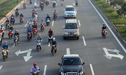 Mức phạt ô tô không tuân thủ chỉ dẫn biển báo và vạch kẻ đường