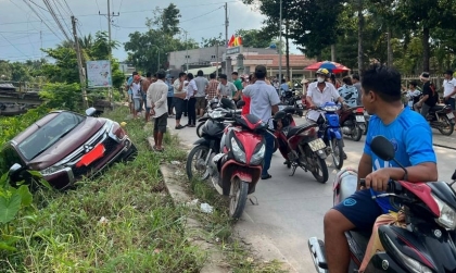 Ảnh TNGT: Mitsubishi Pajero Sport lao xuống mương nghi do bị Ninja LEAD động thủ