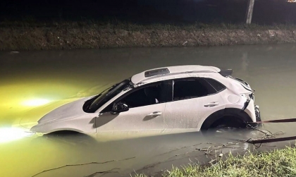 Ảnh TNGT: Mazda CX-30 BKS 51K 60152 mất lái lao thẳng xuống mương