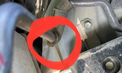 Ống dẫn trong khoang máy Mitsubishi Xpander bị chảy nước gì thế các cụ?