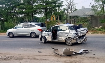 Clip TNGT: Hyundai Grandi i10 tan nát khi khi bị xe tải