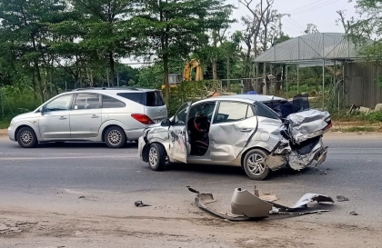 Clip TNGT: Hyundai Grandi i10 tan nát khi khi bị xe tải
