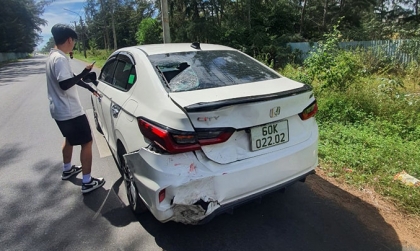 Ảnh TNGT: Honda City đen đủi bị xe máy đâm nát đuôi