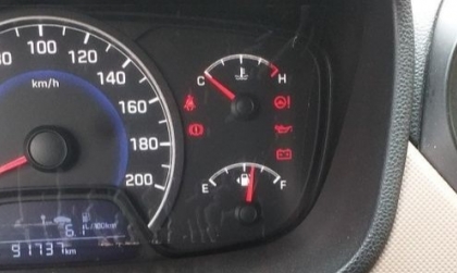 Đang đi thì xe Grand i10 bị hiện lỗi này trên đồng hồ là sao ạ?