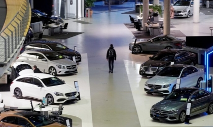 Thị trường lao dốc, ô tô được giảm giá hàng trăm triệu đồng