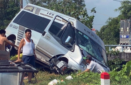 Ảnh TNGT: Ford Transit 