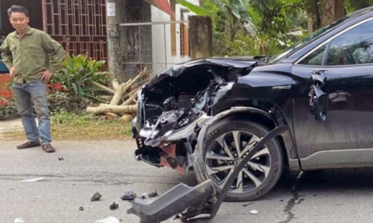 Ảnh TNGT: Xe máy vào cua ẩu, tan nát vì đối đầu Toyota Corolla Cross 21A 17888