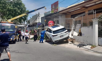 Ảnh TNGT: Nghi nhầm chân ga, tài xế Ford Territory 72A 68082 đâm đổ tường