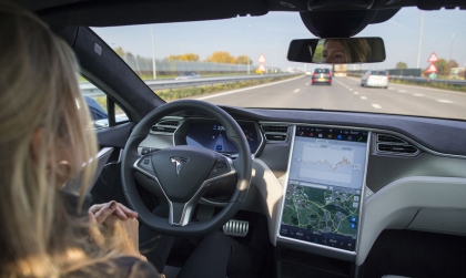 Triệu hồi Tesla vì tính năng “Tự lái hoàn toàn”